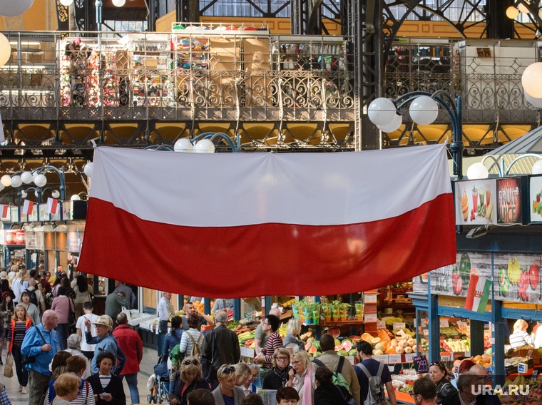 Виды Будапешта. Венгрия, продукты, еда, центральный рынок будапешта, флаг польши