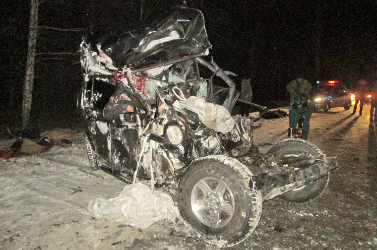 От удара прицепа и манипулятора Land Rover смяло