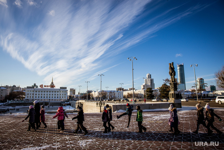Памятник Татищеву и де Геннину и сувенирная продукция. Екатеринбург, город екатеринбург, плотинка