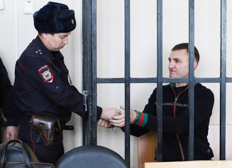 Романа Ванюкова привели в наручниках, силовики заявили, что он хотел скрыться из региона