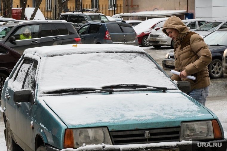 Виды Екатеринбурга, автомобиль во дворе, стоянка, автомобиль, личный транспорт, парковка, российский автомобиль