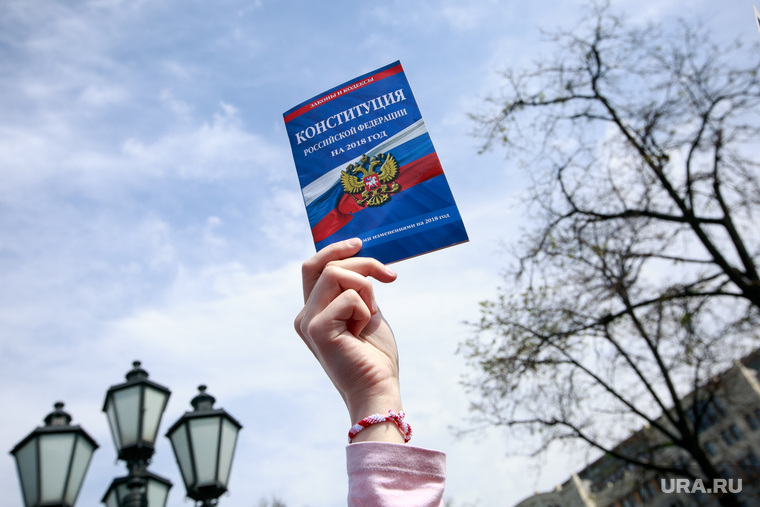 Несанкционированный митинг "Он нам не царь" на Пушкинской площади. Москва, конституция рф, рука, законы рф, права человека