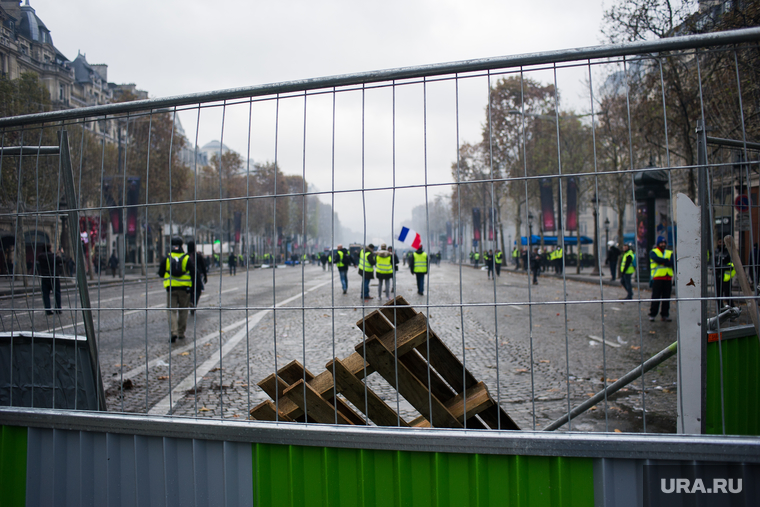 Акция протеста против повышения налога на бензин и дизельное топливо на Елисейских полях. Франция, Париж, париж, ограждение, флаг франции, франция, протест