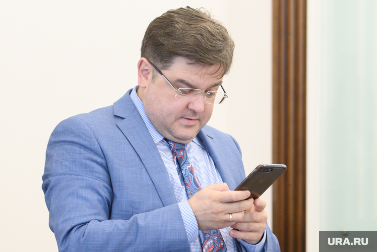 Заседание Избирательной комиссии администрации Екатеринбурга, захаров илья, смотрит в телефон