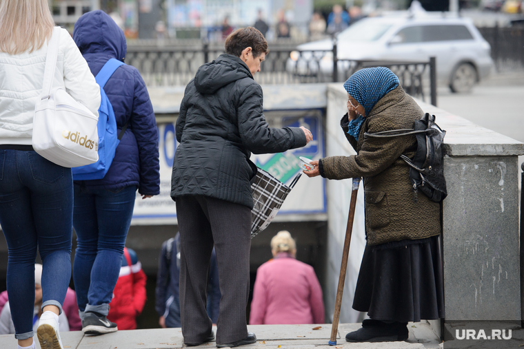 Предвыборная агитация на улицах Екатеринбурга, пенсионерка, попрошайка, старость, нищета, подаяние, бедность