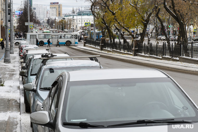 Виды Екатеринбурга, стоянка, автомобиль, парковка на обочине, личный транспорт