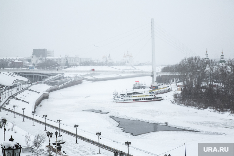 Установка елки и виды города. Тюмень, снег, зима, проталина, набережная тюмени