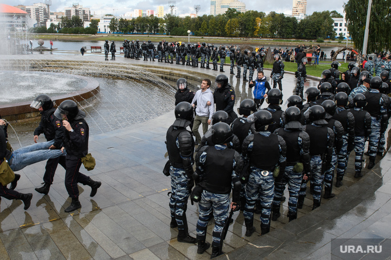 Задержания участников митинга против пенсионной реформы в Екатеринбурге, октябрьская площадь, город екатеринбург, задержание, омон