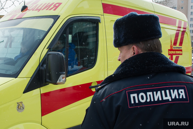 Активисты забрались на телебашню и требуют референдум. Фото с места событий, Екатеринбург, происшествие, медицинская помощь, реанимация, скорая помощь