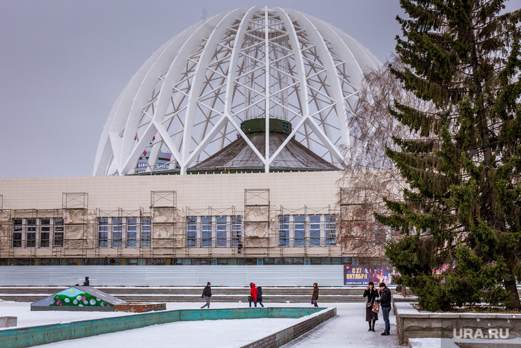Фасад екатеринбургского цирка зашили облицовочной плиткой. Екатеринбург, екатеринбургский цирк