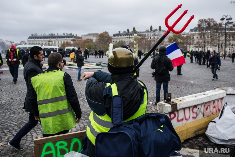 Акция протеста против повышения налога на бензин и дизельное топливо на Елисейских полях. Франция, Париж, париж, франция, протест, вилы