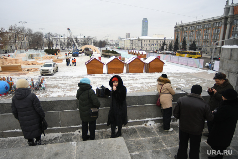 Горожане надеялись посмотреть, как огромную ель будут устанавливать на площади.