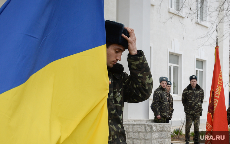 Безоружные украинские военные встретились с Российскими. Переговоры.Севастополь. Крым. Аэропорт Бельбек, флаг украины, армия