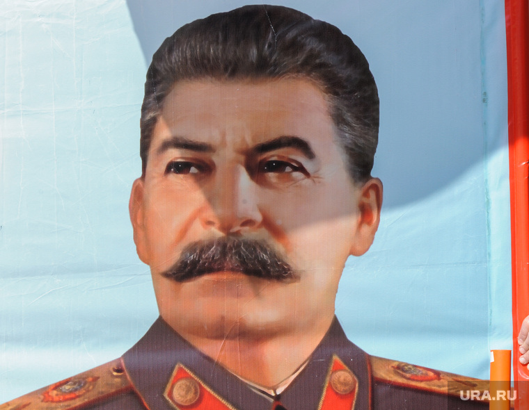 Возложение цветов к вечному огню. Челябинск, портрет сталина