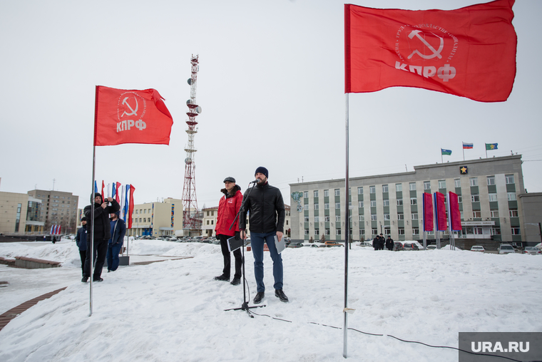 Митинг КПРФ и общественной организации Совесть против коррупции. Сургут, город сургут, кпрф, калошин андрей, кармазь евгений, флаги
