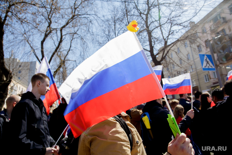 Шествие сторонников Навального. Пермь, шествие, флаг россии
