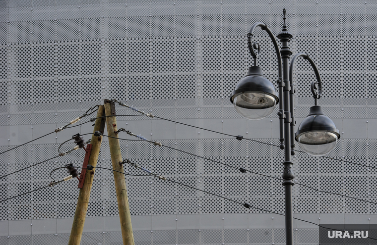 Строительство Екатеринбург-Арены, временная трибуна. Екатеринбург, уличное освещение, провода, фонарь, электричество