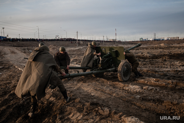 Реконструкция боевых действий Великой Отечественной войны. Сургут, вов, артиллерия, реконструкция боя, артиллерийский расчет, реконструкторы, артиллеристы, орудие, пушка, великая отечественная война, солдат