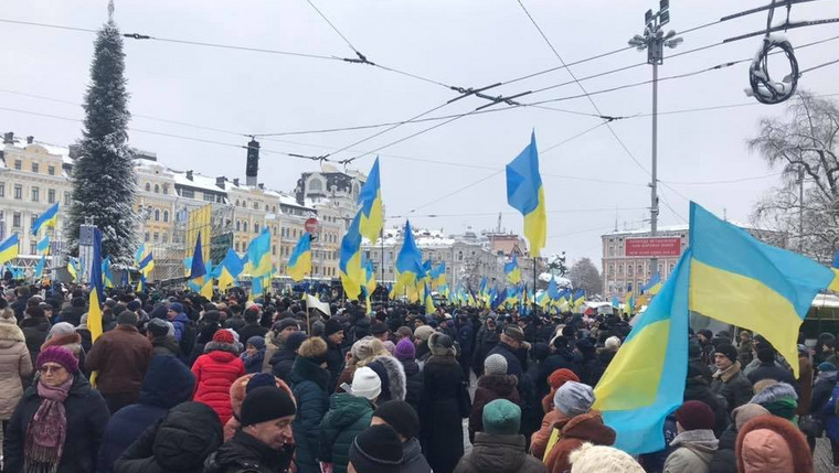 В центре Киева собрались тысячи человек