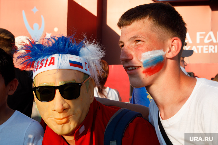 Фан-зона в ЦПКиО Маяковского. Матч Россия - Испания. Екатеринбург, маска путина, болельщики сборной россии