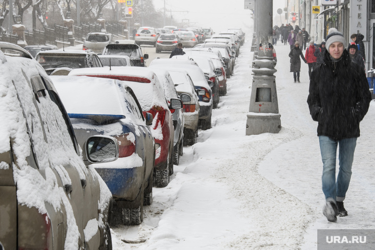 Снег на улицах Екатеринбурга, снег на тротуаре, зима, машины в снегу, парковка на обочине, улица
