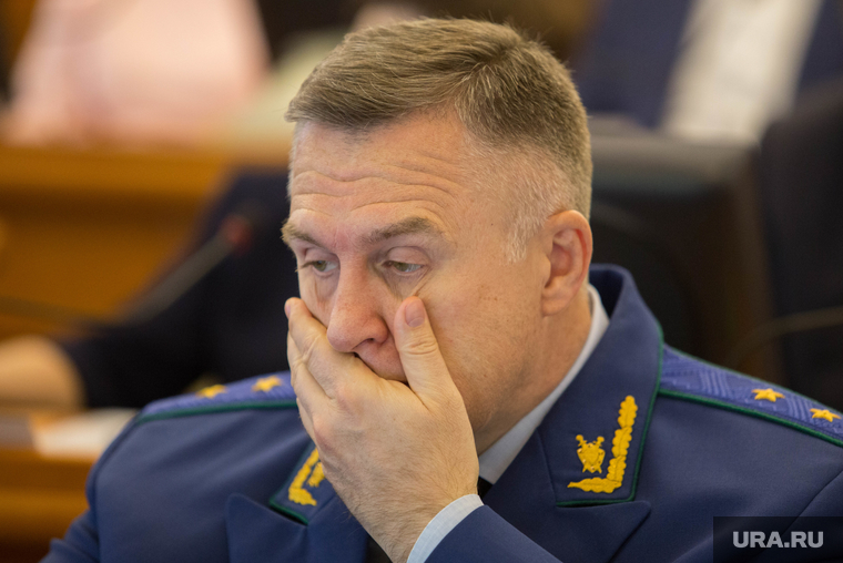 Заседание Правительства
Курганской области. Курган, ткачев игорь, закрывает рот рукой