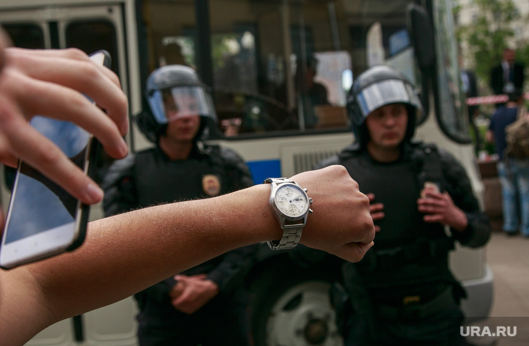 Несанкционированный митинг на Тверской улице. Москва, часы, протестующие, митинг, автозаки, куделка, задержание