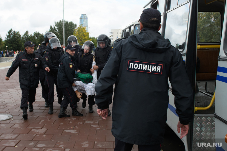 Задержания участников митинга против пенсионной реформы в Екатеринбурге, автозак, полиция, задержание