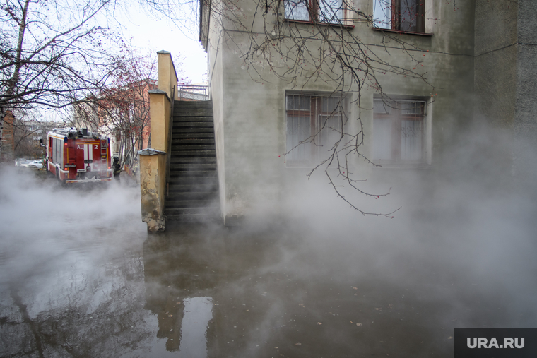 Прорыв горячей воды на улице Крылова. Екатеринбург, затопление, горячая вода, детский сад теремок, пожарный автомобиль, кипяток, пар, улица крылова56, пожарная машина