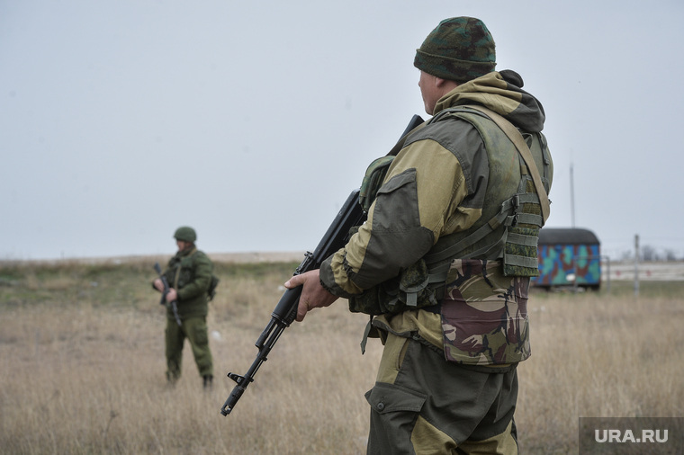 Безоружные украинские военные встретились с Российскими. Переговоры.Севастополь. Крым. Аэропорт Бельбек, автомат, армия, военные, спецназ, солдат