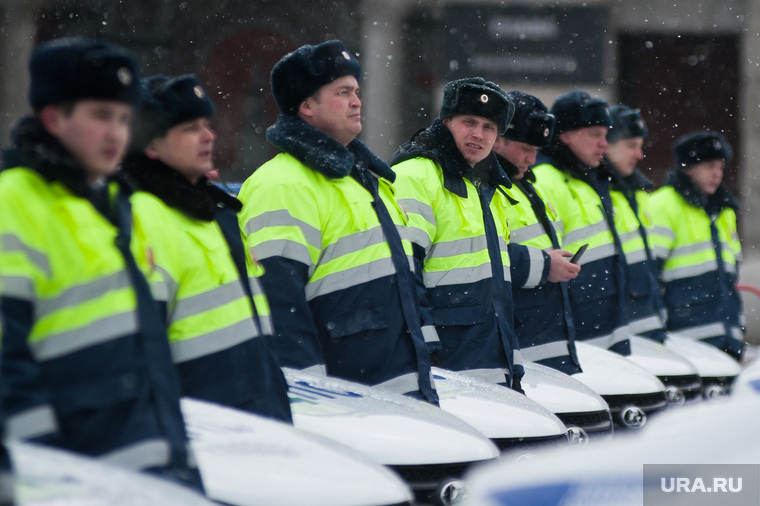 Вручение свердловским полицейским ключей от новых автомобилей. Екатеринбург , полиция, гибдд, дпс