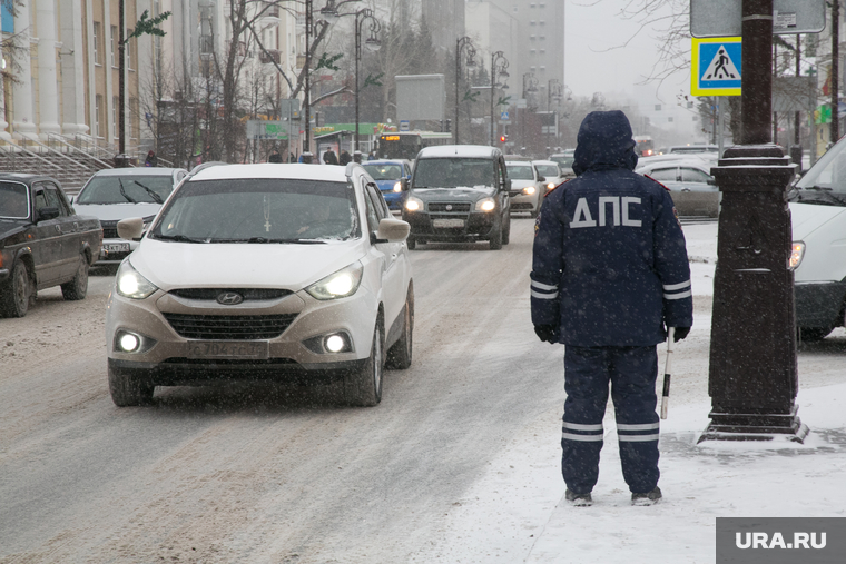 Установка елки и виды города. Тюмень, зима, проезжая часть, дпс