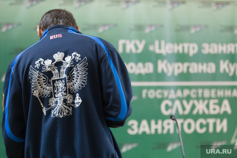 Ярмарка вакансий для граждан предпенсионного возраста в центре занятости населения. Курган, поиск работы, герб  россии, служба занятости