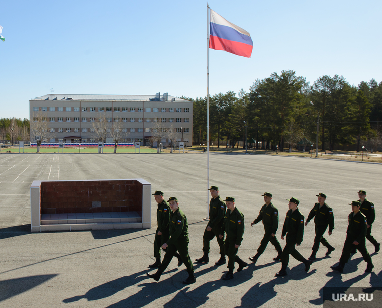Весенний призыв на областном сборном пункте "Егоршино". Свердловская область, Артемовский, армия, призыв, строевой шаг, флаг россии, сборный пункт егоршино