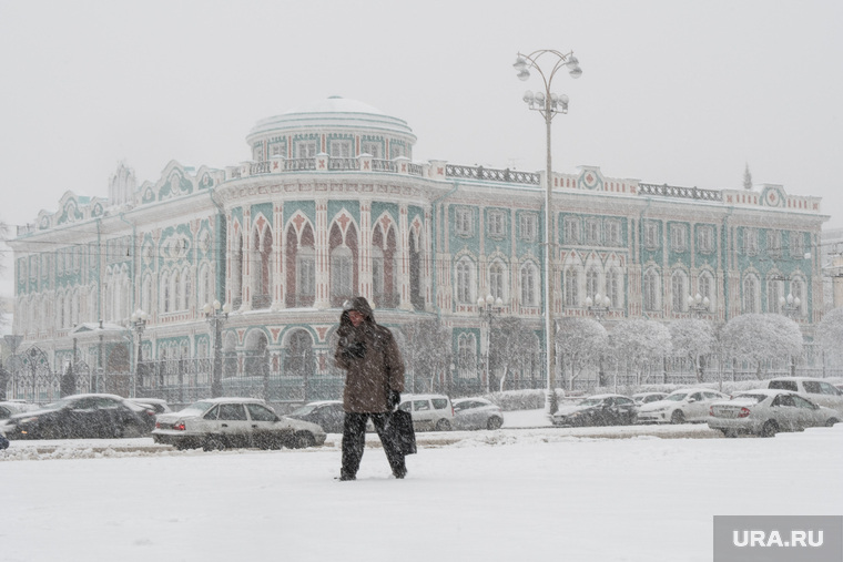 Сильный снегопад в Екатеринбурге, дом севастьянова, зима, метель, город екатеринбург, снегопад