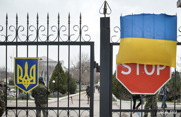 Неопознанные войска в Крыму. Украина. Севастополь, дорожный знак, стоп, ворота закрыты, флаг украины