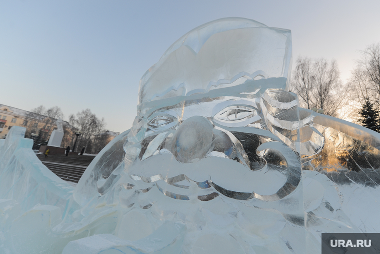 кусок льда. демонтаж ледовых городков уфа. лед витрин голубых. ледяные разобрать. ледяные разобрать.