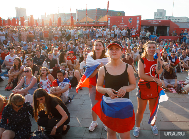 Фан-зона в ЦПКиО Маяковского. Матч Россия - Испания. Екатеринбург, чм-2018, фан зона, болельщики сборной россии, толпа