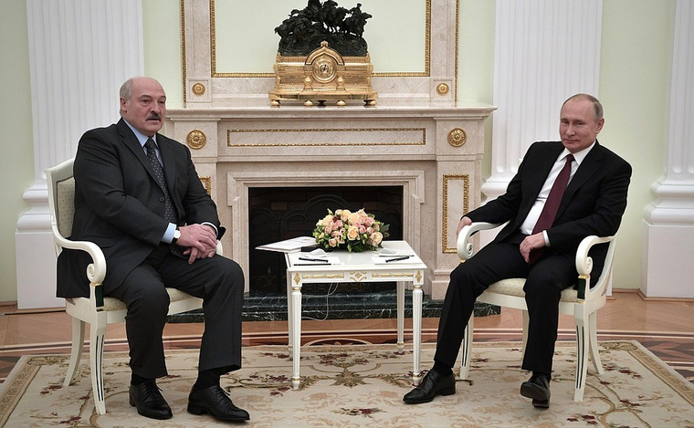 Президент Белоруссии подарил Путину картошку и сало