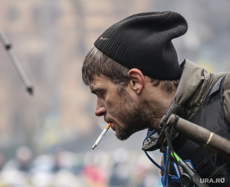 События на Майдане. Киев, сигарета, майдан, киев, покрышки, украина, самооборона, курящий мужчина
