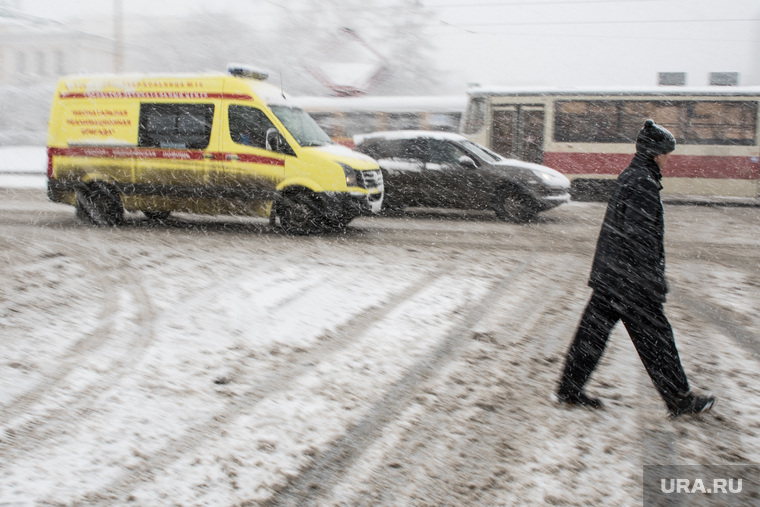 Сильный снегопад в Екатеринбурге, метель, снегопад, реанимация