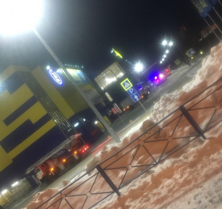 Пожарные машины у здания гипермаркета