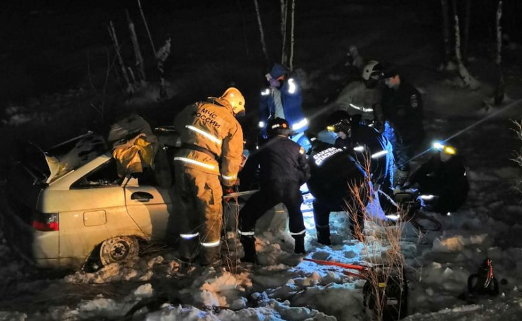 Погибших и пострадавших пришлось доставать из машины при помощи спецсредств