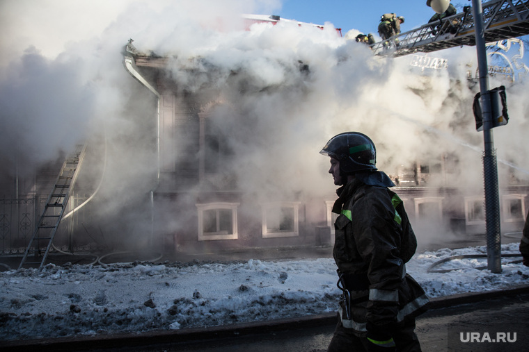 Пожар памятника архитектуры по ул. Семакова 8. Тюмень, мчс, дым, пожар, огонь