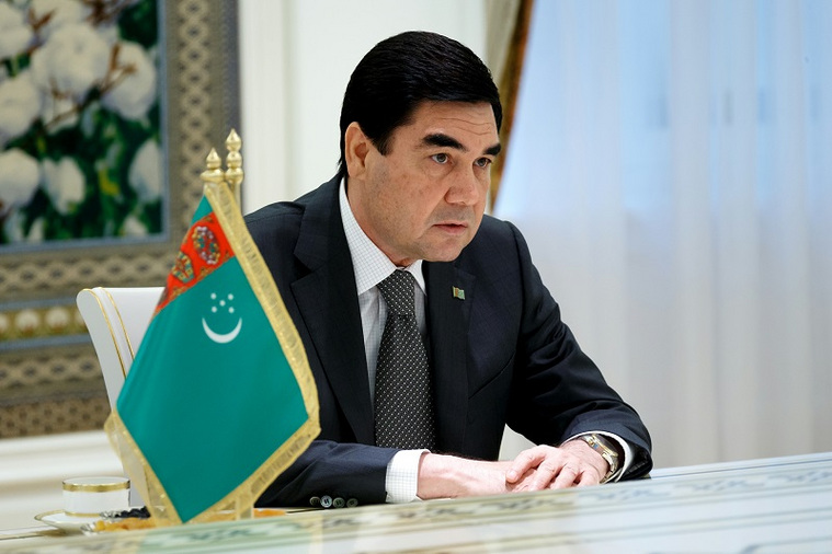 Жителей Туркменистана заставили покупать новые портреты президента