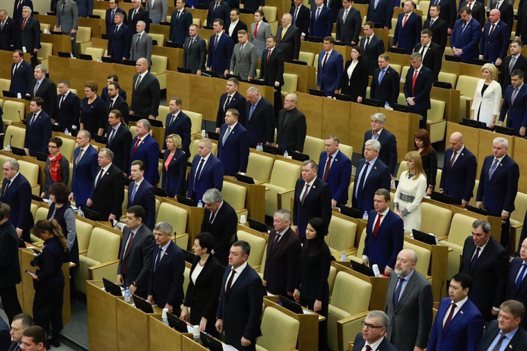 Первое заседание в Госдуме началось с минуты молчания