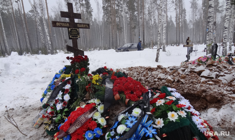 Похороны и могила бойца ЧВК Вагнера Стаса Матвеева в Асбесте, крест, венки, могила