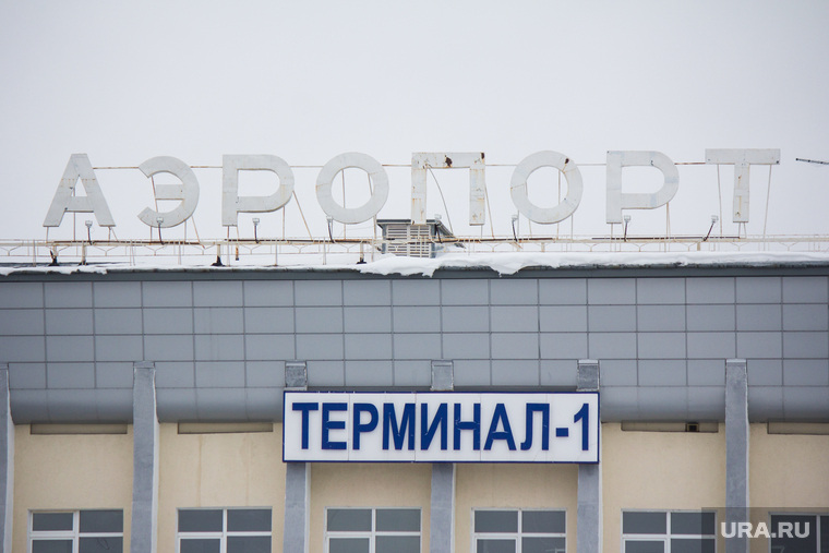 Платная парковка в аэропорту. Нижневартовск, аэропорт, терминал