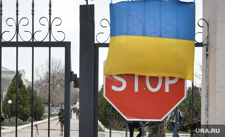 Неопознанные войска в Крыму. Украина. Севастополь, дорожный знак, стоп, ворота закрыты, флаг украины