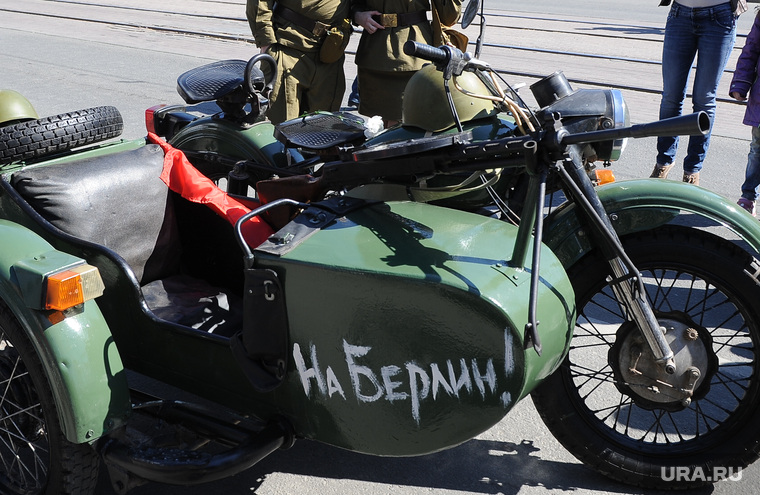 Возложение венков Вечный огонь Челябинск, мотоцикл, на берлин